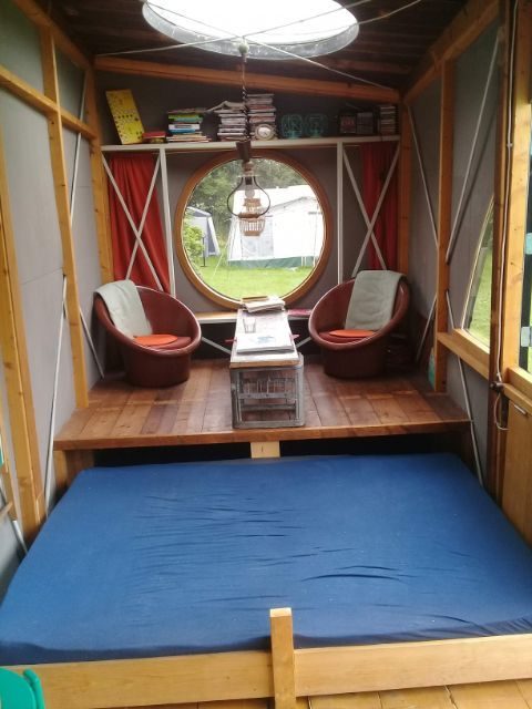 Interieur van het tiny house met rond raam