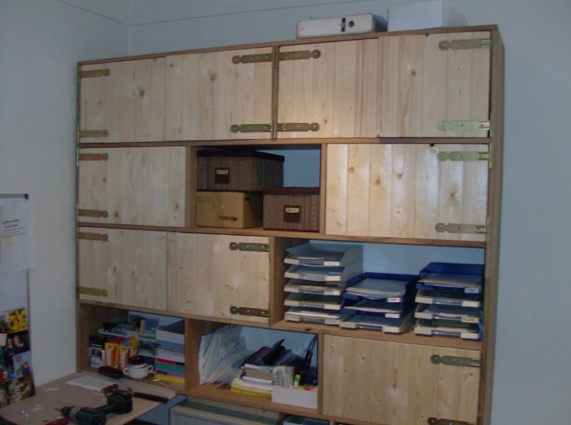 Houten wandkast met schuifdeuren