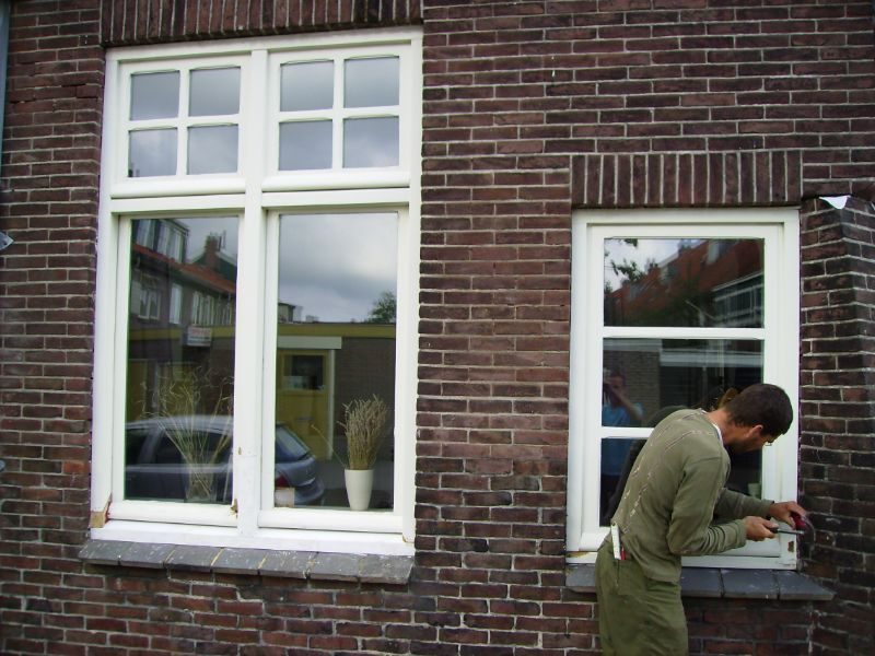 Hans aan het werk aan een kozijn