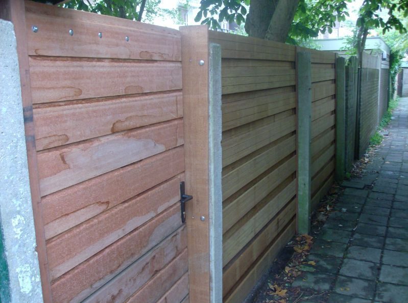 Houten schutting met poort