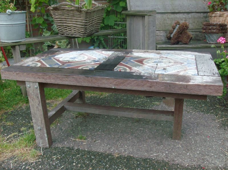 Robuuste tuintafel van oud hout
